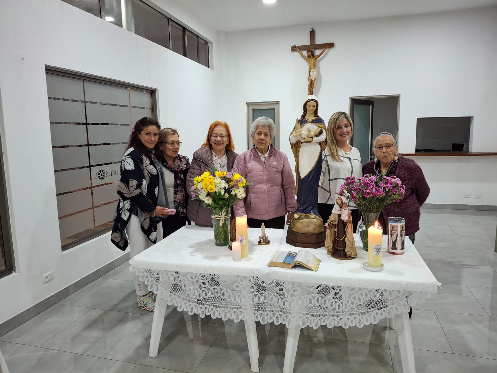 Visita de la Virgen Marรญa a los hogares y familias.