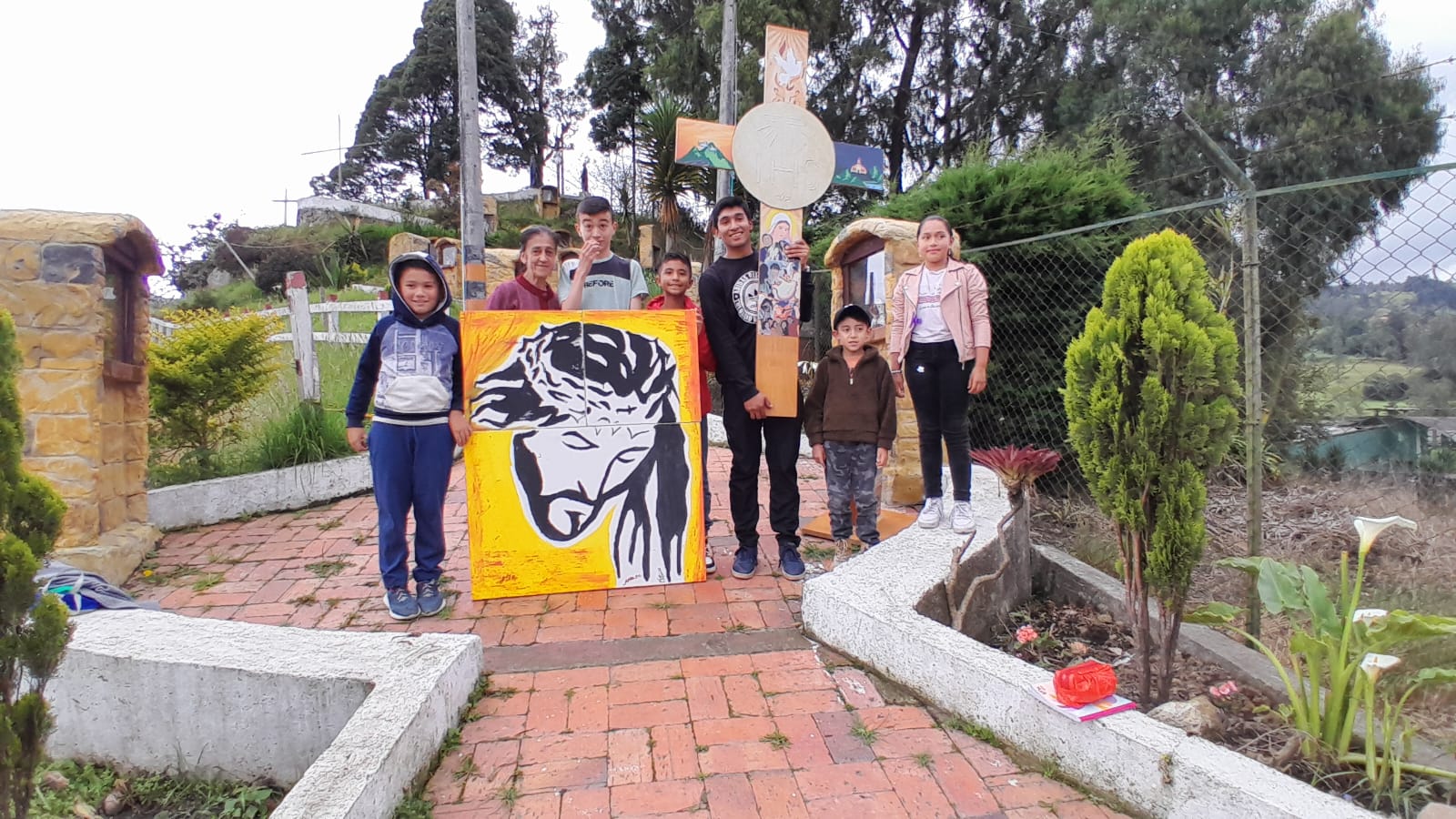 GRUPO DE ACOLITOS CON LA CRUZ MISIONERA
