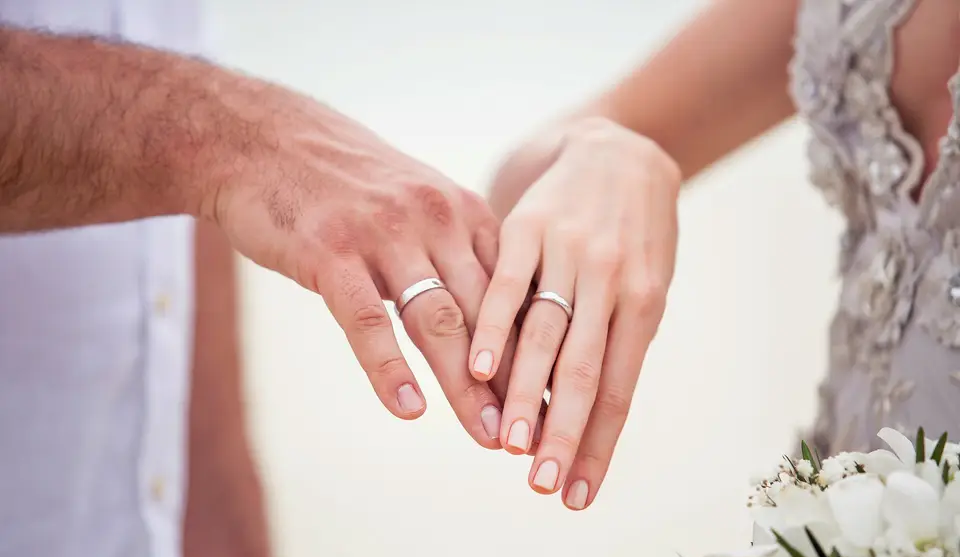 manos esposos anillos
