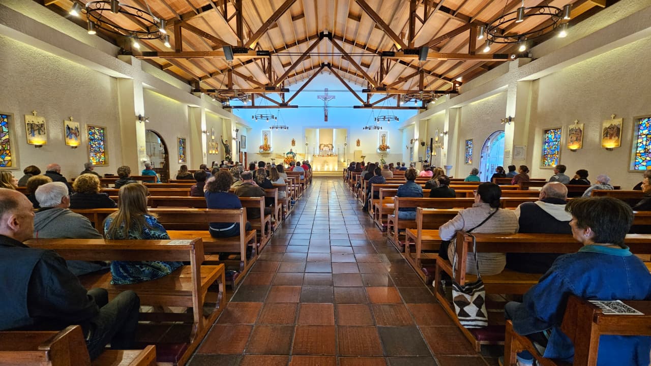 Interior templo parroquia Santo Domingo Savio Bogotá