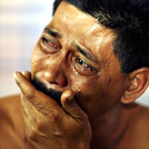 https://arquimedia.s3.amazonaws.com/27/anecdotas/hombre-llorajpeg.jpeg