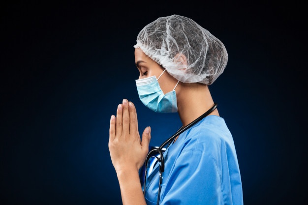 https://arquimedia.s3.amazonaws.com/375/vicaria/vista-lateral-medico-rezando-aislado-sobre-negro-171337-5817jpg.jpg