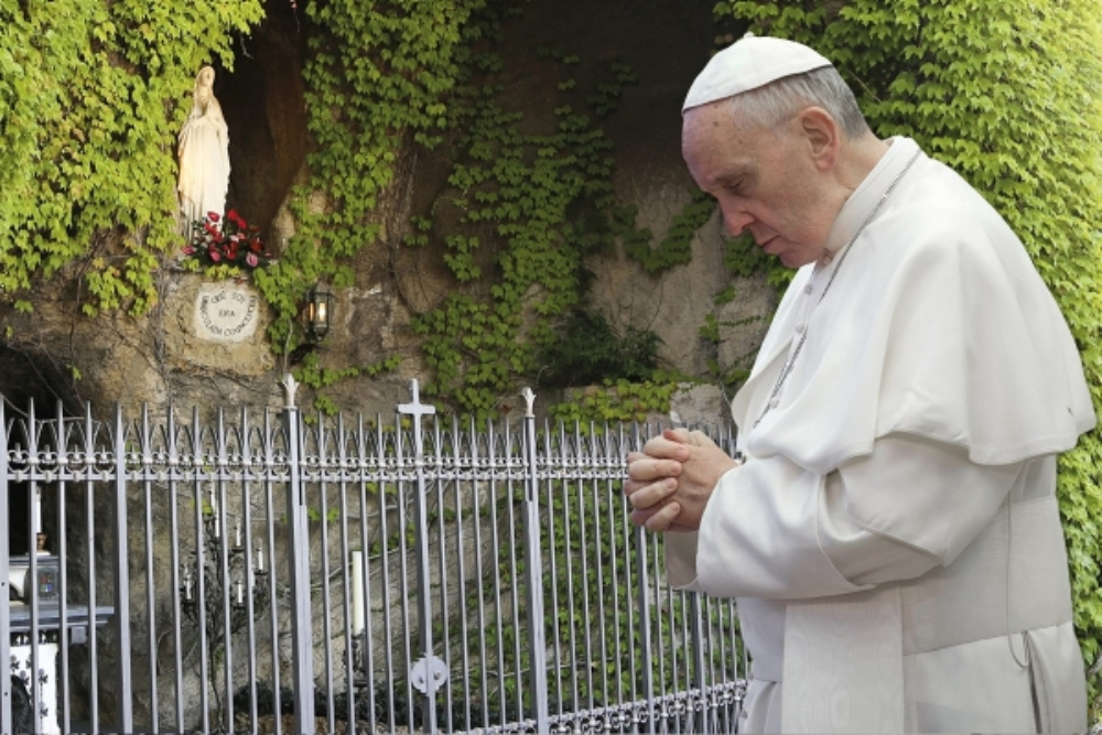 https://arquimedia.s3.amazonaws.com/375/vicaria/df3b8e4b-el-papa-reza-frente-a-la-virgen-1jpg.jpg