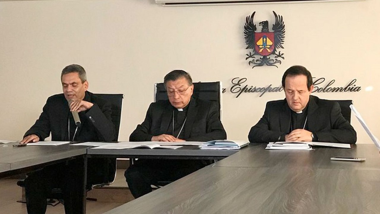 https://arquimedia.s3.amazonaws.com/375/confirmaciones/foto-obispos-lectura-comunicadojpg.jpg