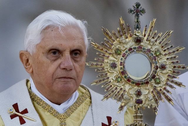 https://arquimedia.s3.amazonaws.com/375/confirmaciones/corpus-christi-benedicto-xvijpg.jpg