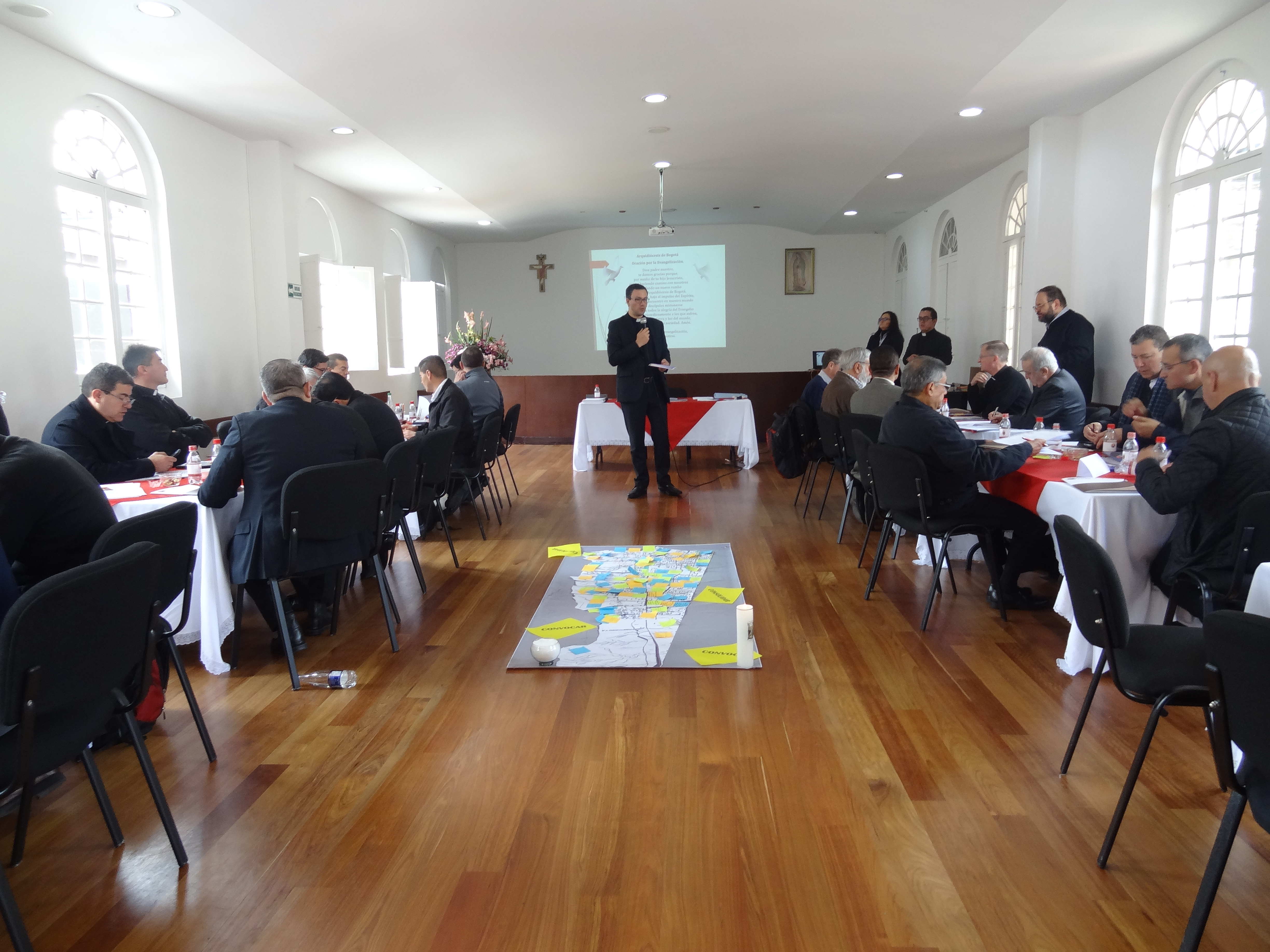 https://arquimedia.s3.amazonaws.com/375/encuentro-de-parrocos/dsc00880jpg.JPG