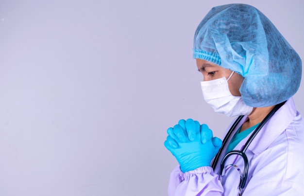 https://arquimedia.s3.amazonaws.com/375/vicaria/doctor-orando-dios-pidiendole-que-covid-19-no-extienda-mas-alla-control-101840-556jpg-1.jpg