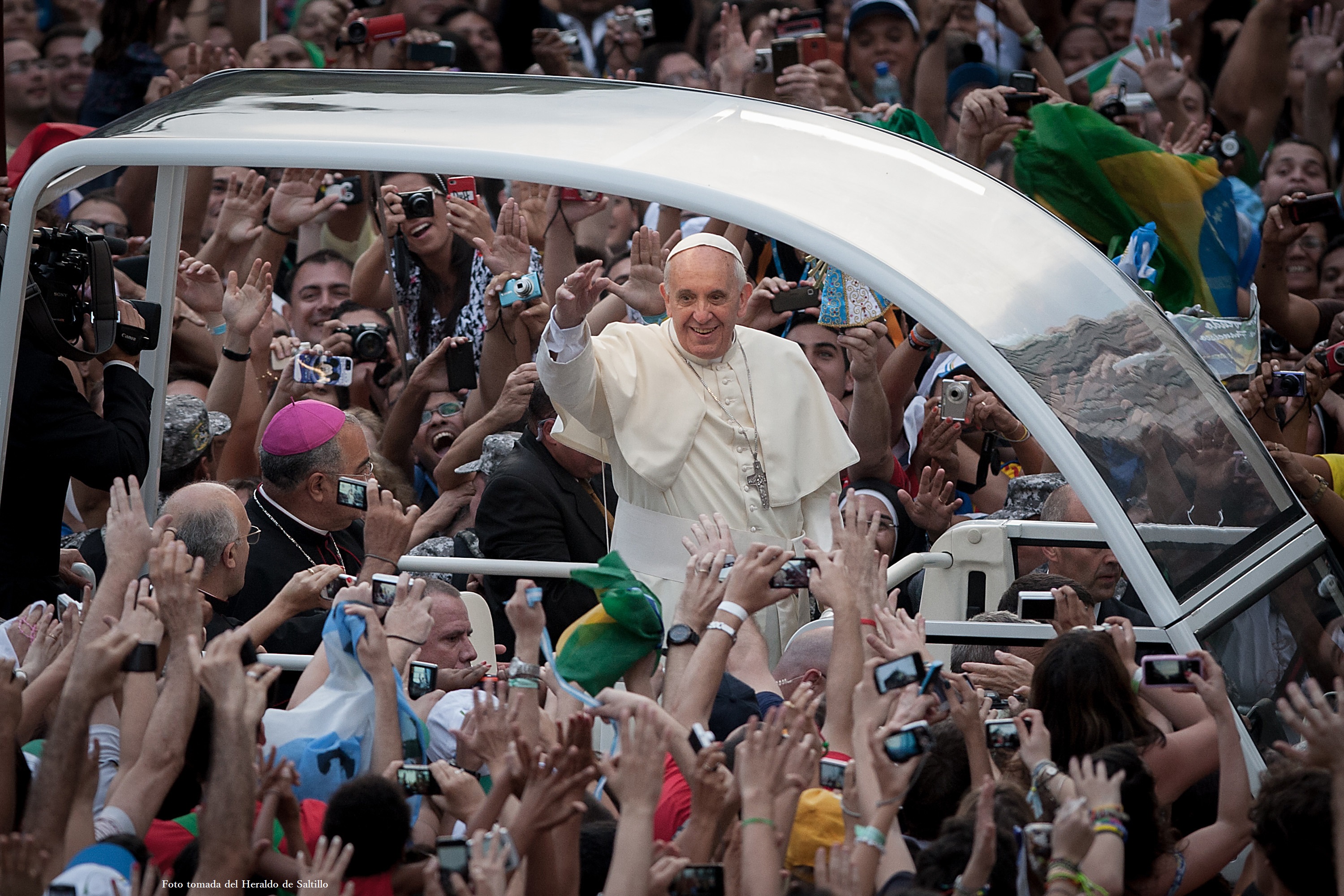 https://arquimedia.s3.amazonaws.com/4/visita-papa-francisco/papamoviljpg-3.jpg