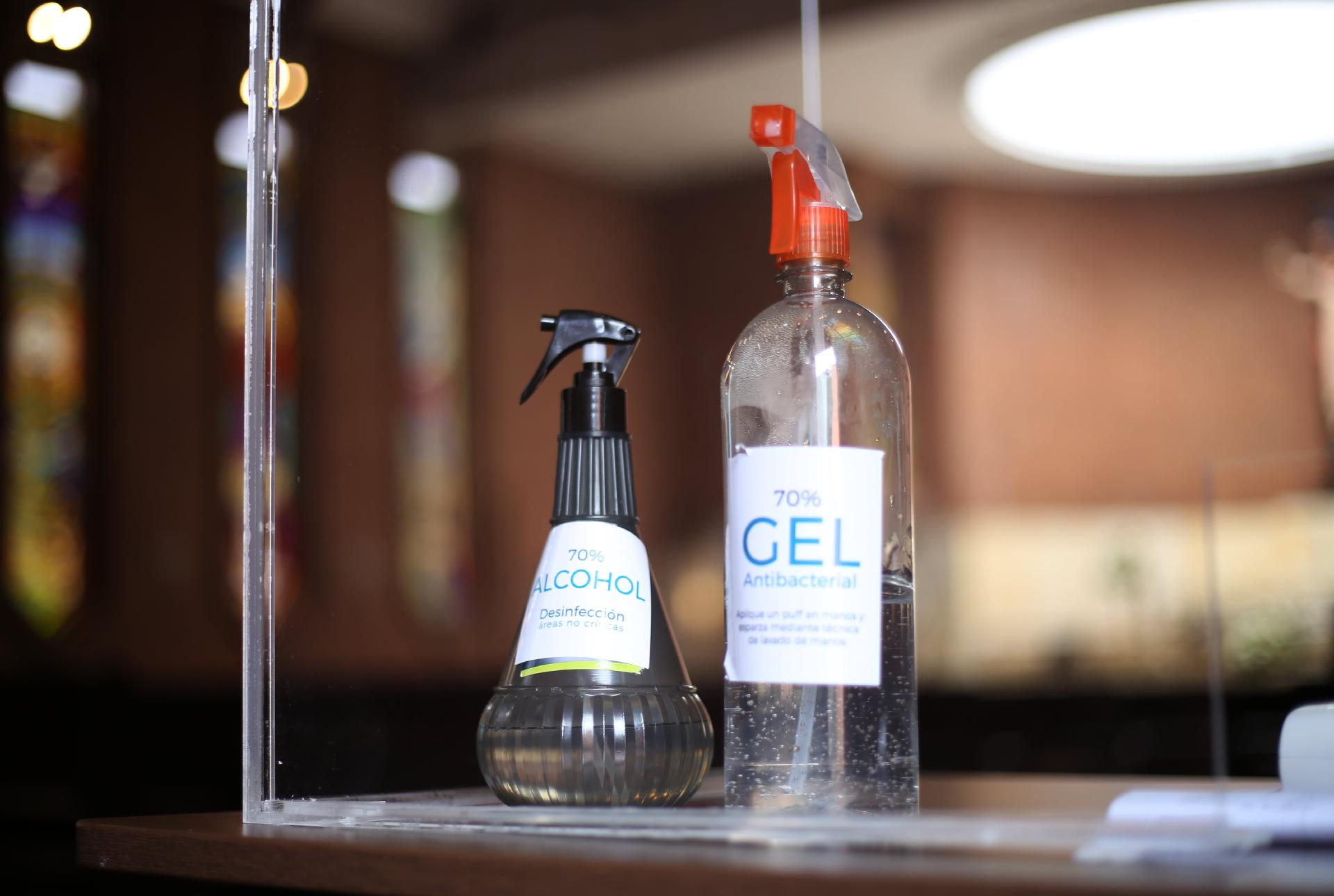 Desinfecta tus manos con el gel antibacterial aplicado Desinfecta tus manos con el gel antibacterial aplicado