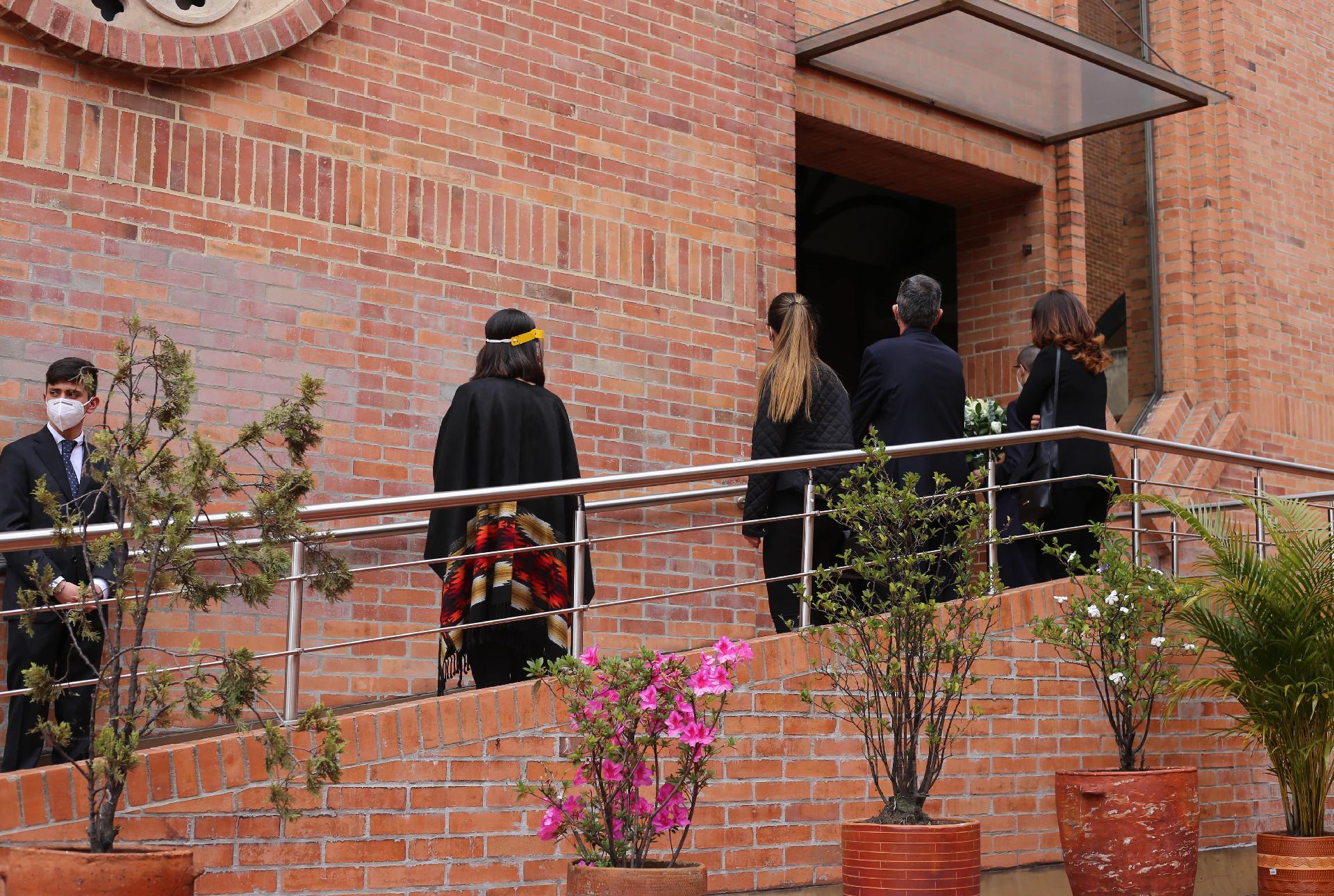 Mantén una distancia prudente de las personas Mantén una distancia prudente de las personas