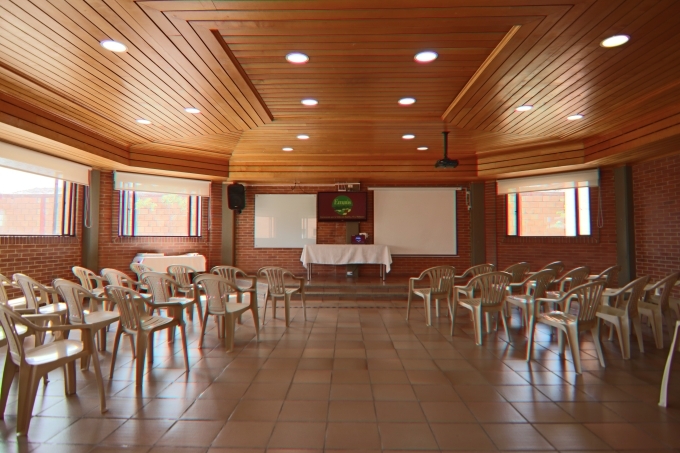 Salón San Pablo Casa de Ejercicios Emaús