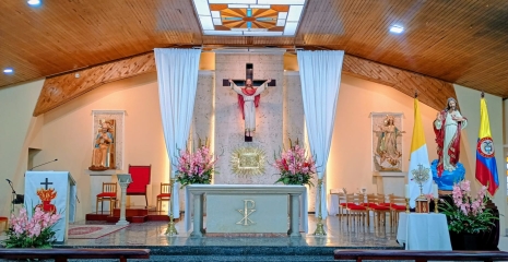 Presbiterio de la Parroquia San Lucas para la fiesta del Sagrado Corazón de Jesús
