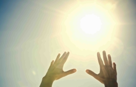 manos oración cielo